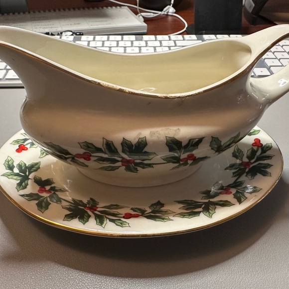 Vintage Porcelain Gravy Boat and Saucer - Picture 8 of 8
